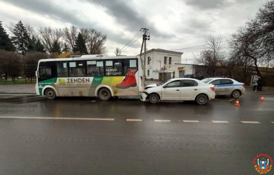 В Ростове пассажирка автобуса № 82 пострадала в аварии с иномаркой