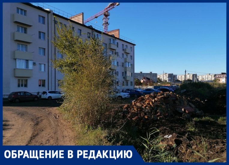 Разрытая дорога и горы мусора из-за строительства новой высотки мешают жителям Ростова-на-Дону