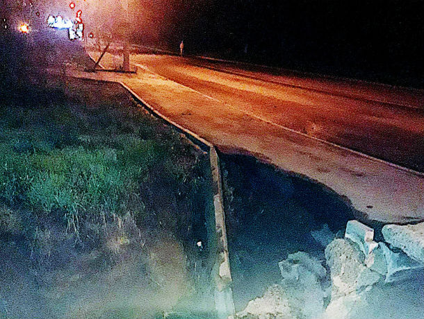 В Ворошиловском районе Ростова размыло асфальт на дороге