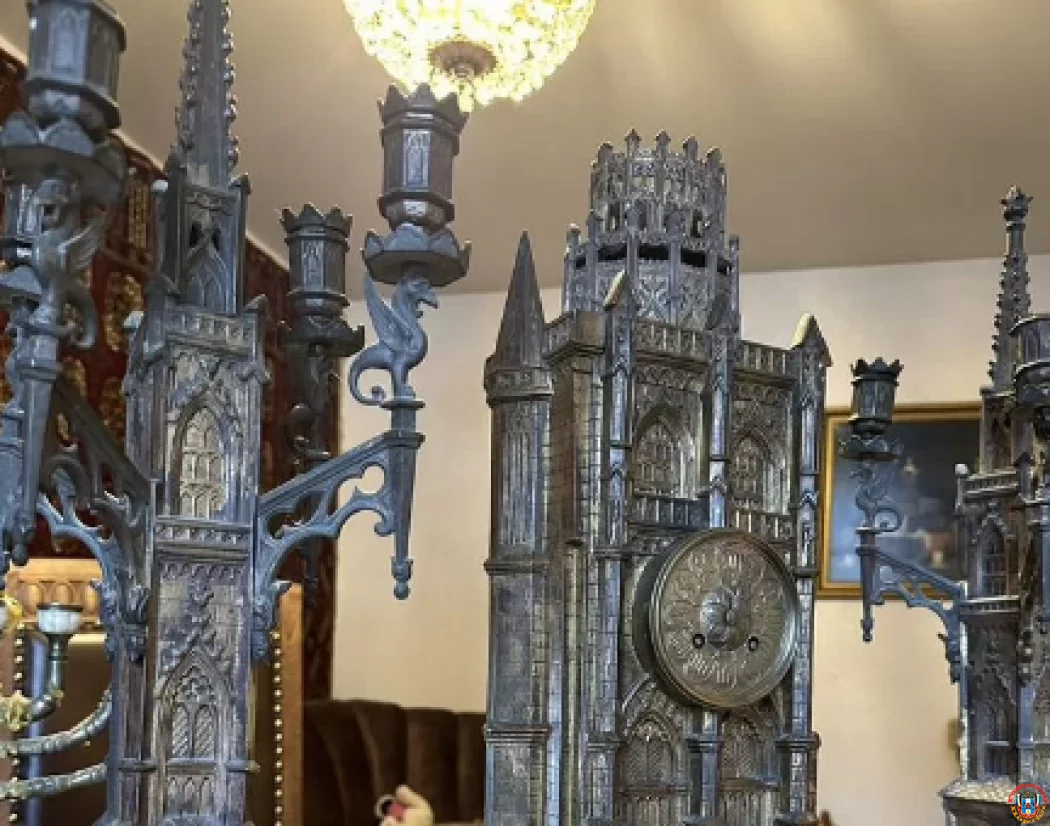 Антикварные часы XVIII века, гобелен и раритетное фортепиано выставили на продажу в Ростове