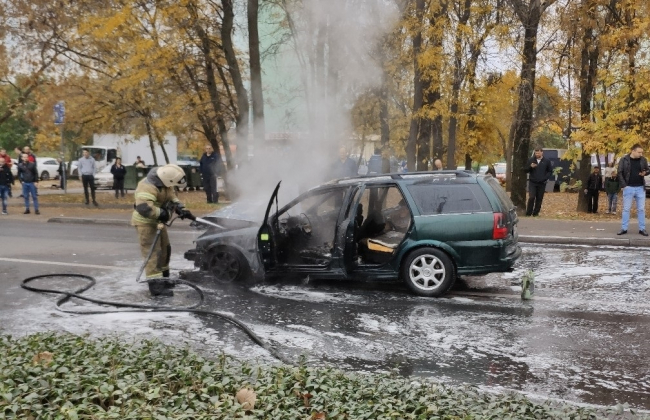 На Еременко в Ростове после аварии сгорел автомобиль