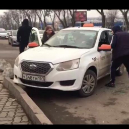 Водитель-нелегал в Ростове разбил стекла машины «Яндекс.Такси»