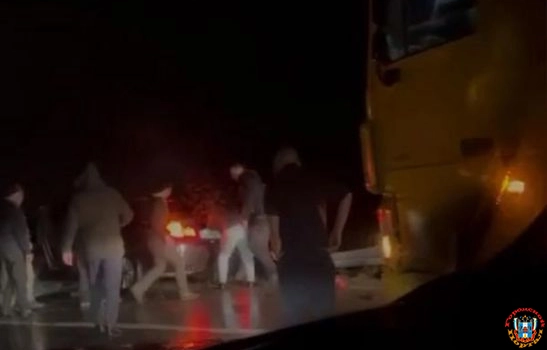 Под Азовом «БМВ» врезался в отбойник и задымился