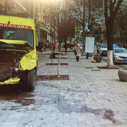 В Ростове машина скорой помощи с пациентом врезалась в «Лексус»