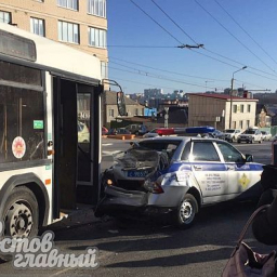 В Ростове автобус с пассажирами протаранил машину ДПС