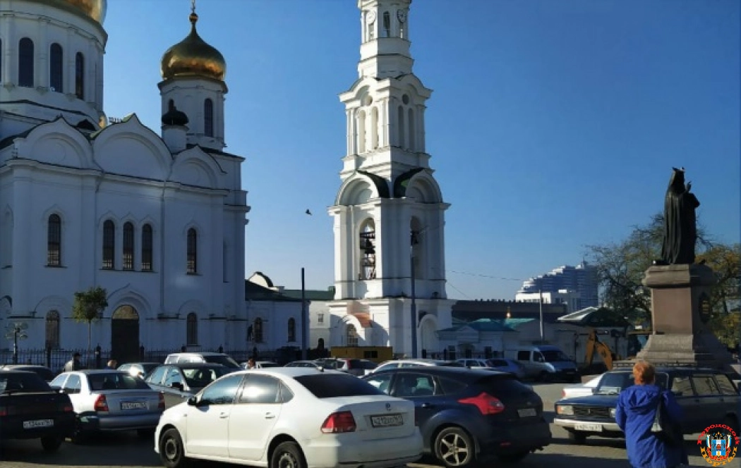 Ростовчанку возмутили машины, стоящие на Соборной площади