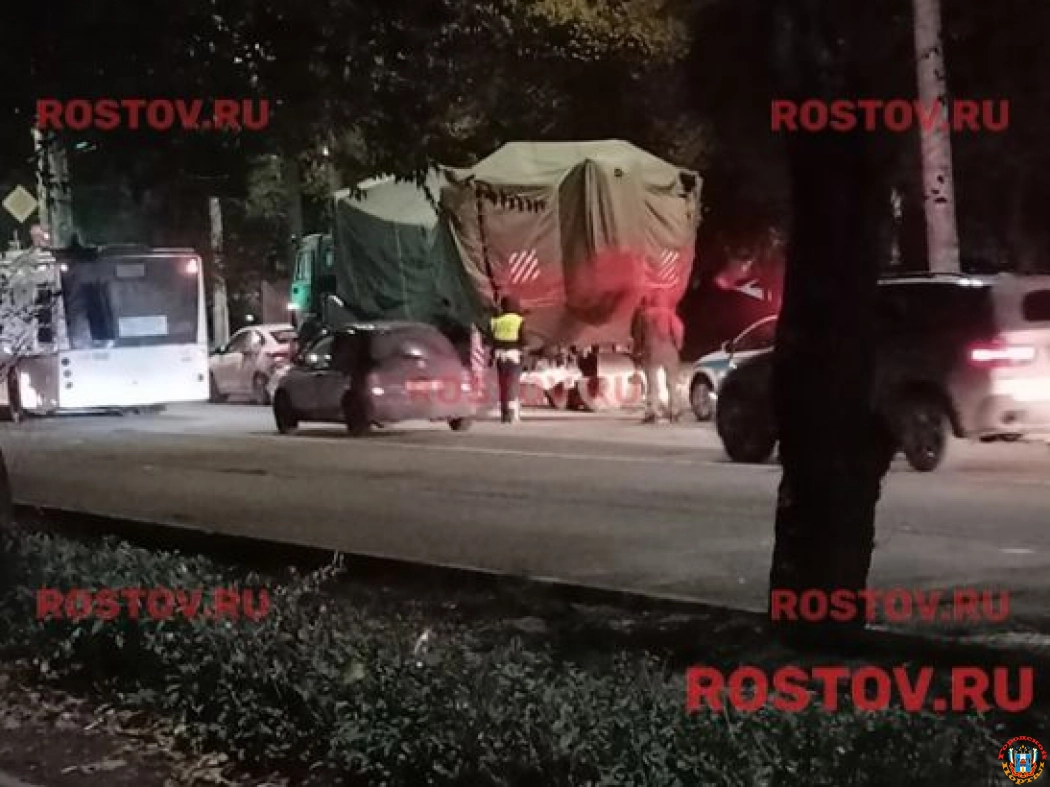 В Ростове на ГПЗ-10 военный КамАЗ врезался в такси