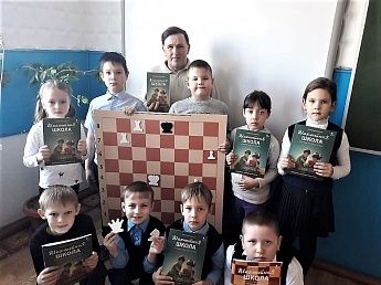 В Белянской школе Константиновского района благодаря содействию «Нашего времени» получили шахматный инвентарь