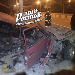 В Ростове машину разорвало на две части после удара о столб