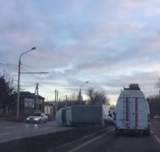 В Ростове на Портовой перевернулся грузовик