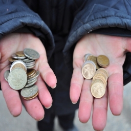 Смехотворное пособие в 47,5 рублей выписали матери-одиночке в Таганроге