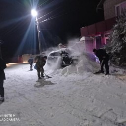В Ростовской области машину главы администрации закидали снегом из-за неубранных дорог