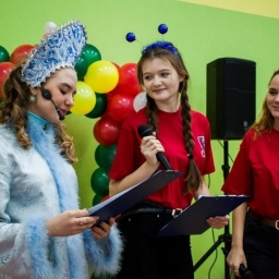 Новогоднюю шоу-программу «Снежные забавы» провели для успешных школьников в Ленинском районе Ростова