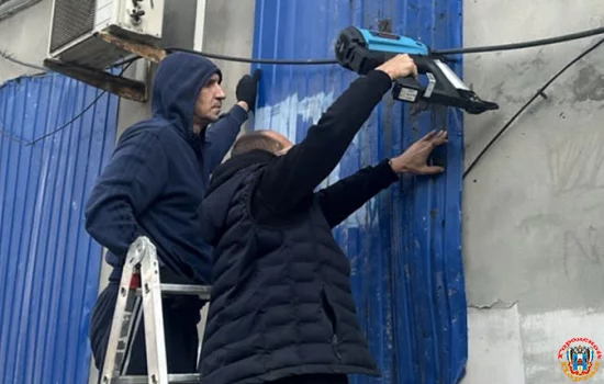 Защитные ограждения восстановили на аварийной пятиэтажке на Нариманова