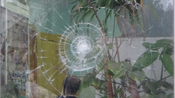 Азовчанин устроил дебош и разбил окно в музее