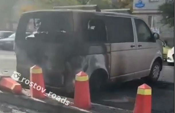 В Ростове неадекватный мужчина с улыбкой на лице сжёг несколько автомобилей