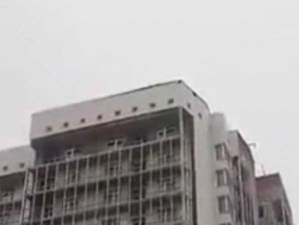«Убегающая» с новенькой многоэтажки Ростова крыша помахала «крылом» испуганным прохожим на видео