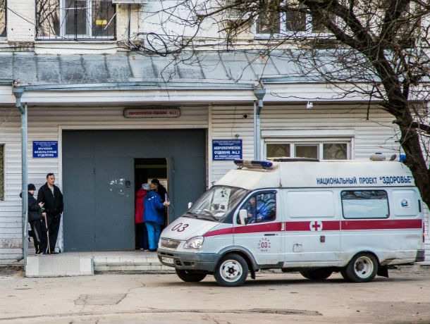 Многочисленные травмы получил мужчина, работавший с бензопилой в Ростовской области