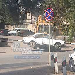 В Ростове бесстрашный водитель погрузчика взвалил в свой ковш чужую машину