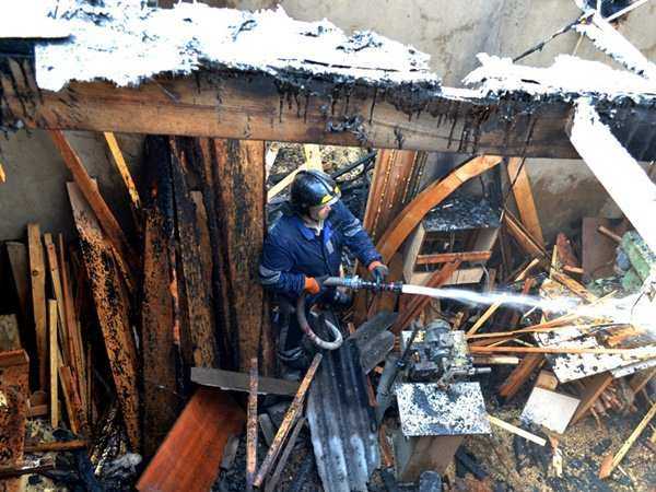 При пожаре в хозяйственной постройке в Ростовской области пострадал мужчина