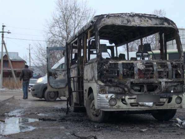Две легковушки и маршрутный автобус сгорели за сутки в Ростовской области