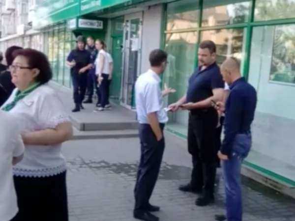 Бесхозная сумка стала причиной эвакуации посетителей банка в Ростове Бесхозная сумка стала причиной эвакуации посетителей банка в Ростове