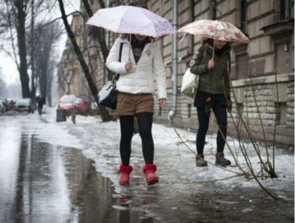 Ледяной ад автомобилистам и прохожим готовит атаковавшая Ростов непогода в этот четверг