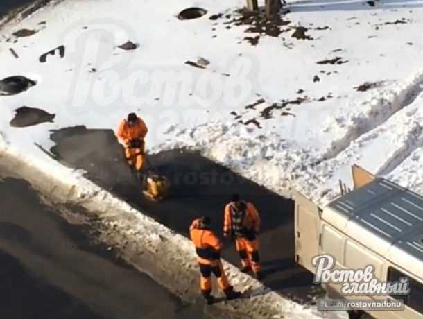 Прямо в снег укладывали дорожники кипящий асфальт в Ростове
