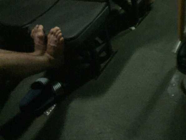 Проветривавший опухшие от жары ноги на сиденье маршрутки парень возмутил жителей Ростова