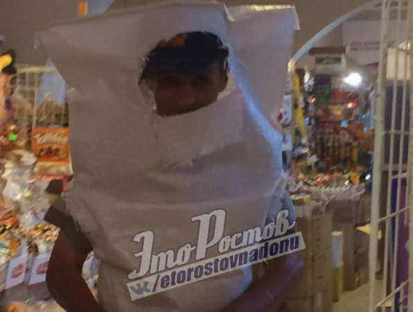 "Дождливый модник" с мешком на голове удивил находчивостью посетителей супермаркета в Ростове