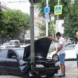 ДТП на Большой Садовой в Ростове устроило проверку на прочность столбу
