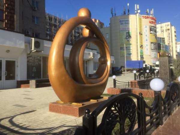 Символ семьи в форме двух колец установили у ЗАГСа в Ростове-на-Дону