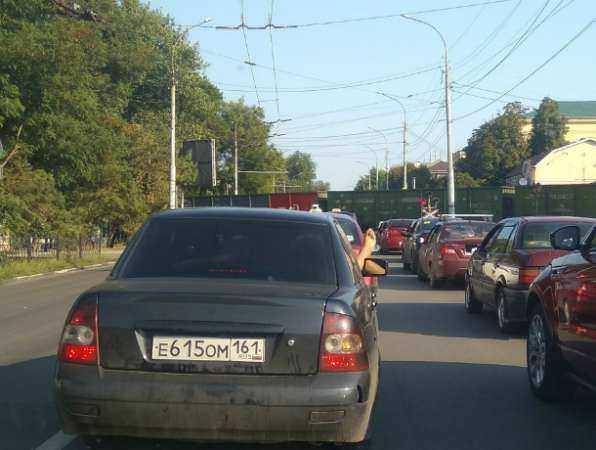 Проветривавший «вонючие» ноги в окне иномарки пассажир озадачил жителей Ростовской области Проветривавший «вонючие» ноги в окне иномарки пассажир озадачил жителей Ростовской области