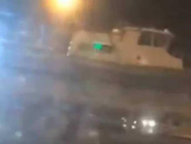 «Проплывавший» поздней ночью по центру Ростова катер сорвал троллейбусные провода и попал на видео