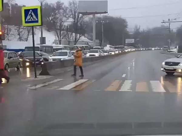 Испуганного пешехода в Ростове чуть не задавил автохам прямо на "зебре" Испуганного пешехода в Ростове чуть не задавил автохам прямо на "зебре"