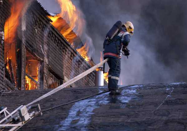 Сильное отравление газом получил сотрудник склада во время пожара в Ростовской области