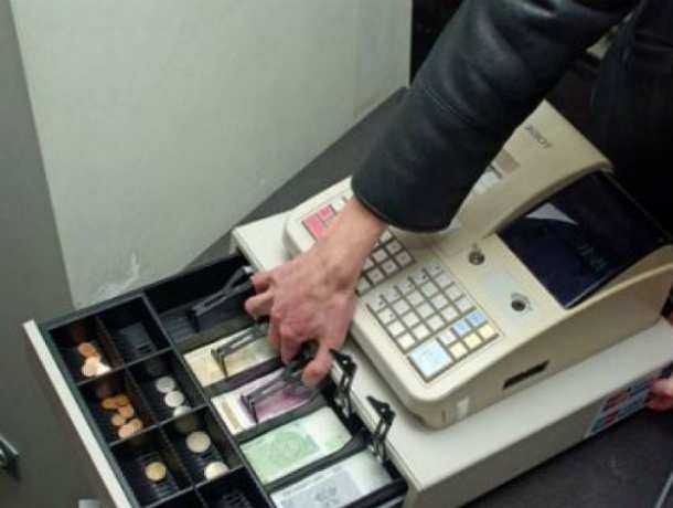 Всю выручку из кассы вынес молодой человек через сломанное окно ларька в Ростове Всю выручку из кассы вынес молодой человек через сломанное окно ларька в Ростове