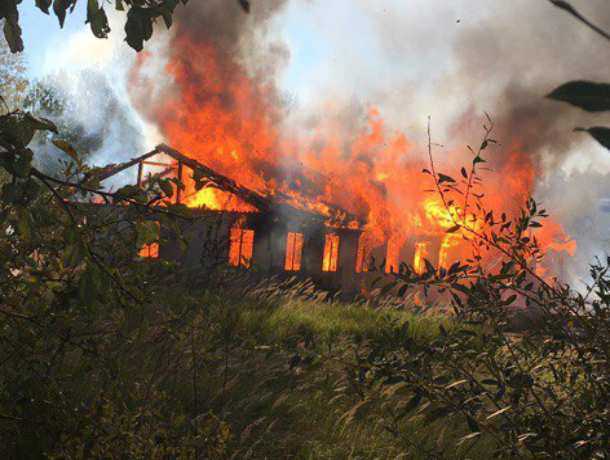 Тело мужчины было обнаружено во время тушения пожара в бесхозном бараке в Ростовской области
