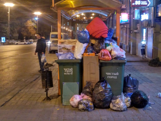 Шуршать мусором в ожидании своих автобусов вынуждены жители ростовской Нахичевани на видео