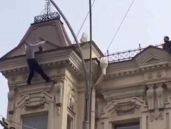 Жуткое падение установщика антенны с крыши четырехэтажки шокировало прохожих в Ростове на видео