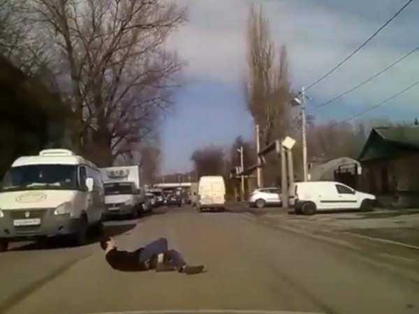 В Ростове городской сумасшедший боясь не добежать до туалета устроил балет на дороге