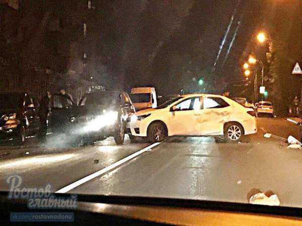В Ростове белая иномарка распласталась поперек дороги, перекрыв движение