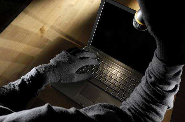 В Ростове мужчина украл ноутбук из квартиры