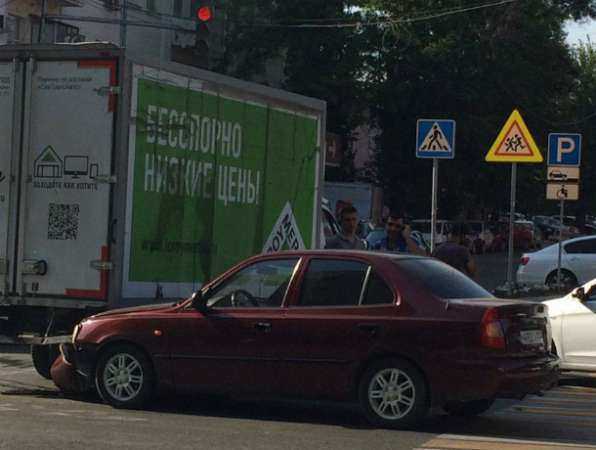 Серьезный дорожный затор спровоцировало ДТП на пересечении Красноармейской и Университетского в Ростове