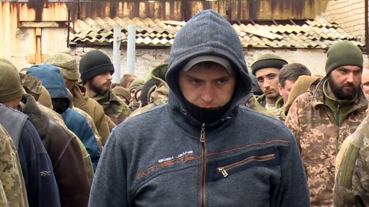 Российские военные обращаются с раненными украинцами, как со своими