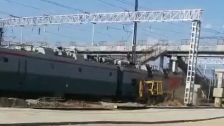 Поезд снес трактор в Амурской области. Видео