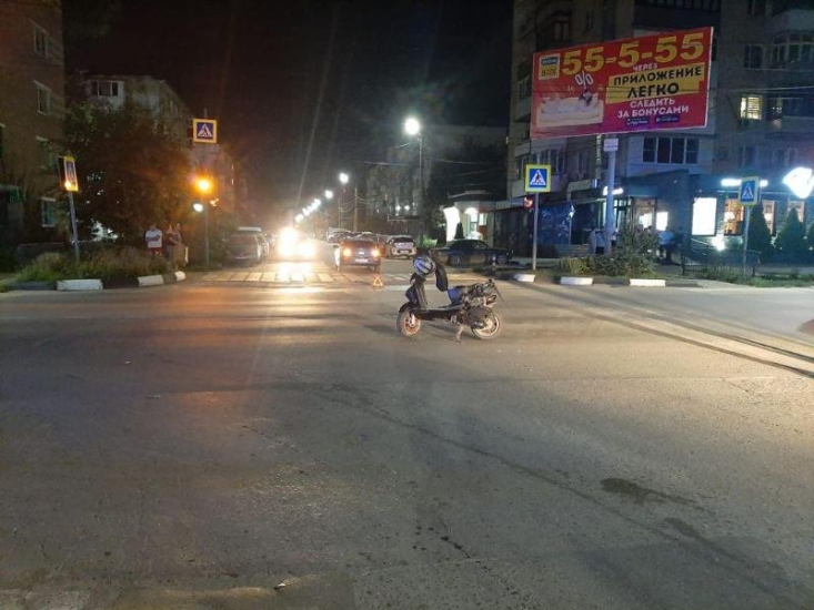 В Батайске пьяный водитель скутера врезался в иномарку