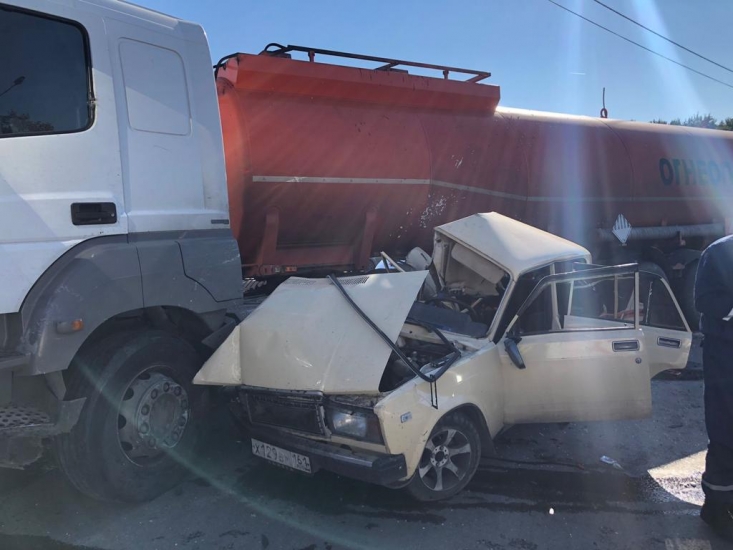 Два человека погибли при столкновении легковушки и грузовика в Новошахтинске
