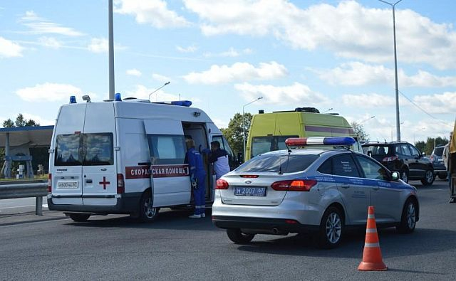 В Ростовской области в ДТП со скорой помощью и машиной ДПС пострадали три человека