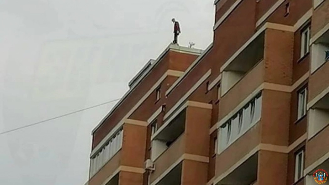 Полиция отреагировала на опасные игры детей на крыше 24-этажного дома во Владивостоке